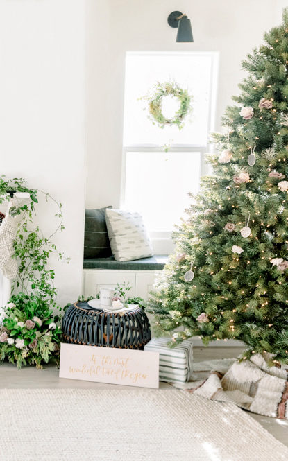 How to Decorate the Mantle for the Holidays
